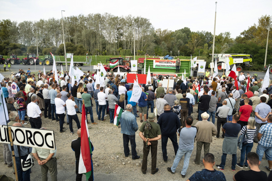 Węgierscy rolnicy protestowali przeciwko decyzji KE ws. importu zbóż z Ukrainy, fot. PAP/EPA/Attila Balazs