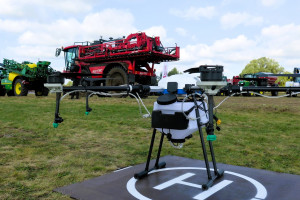 Roboty i drony pryskają i pielą na Agro Show 2023