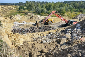 Akcja policji na terenie dwóch żwirowni. Wpadła szajka nielegalnie składująca odpady