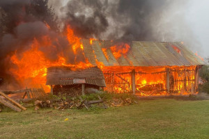 W ogniu stodoła i garaż. Mieszkańcy i policjanci ruszyli gasić pożar
