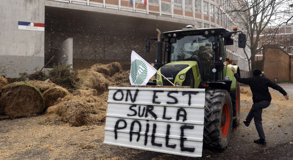 Vaste protestation des agriculteurs en France.  Du fumier est épandu devant les bureaux