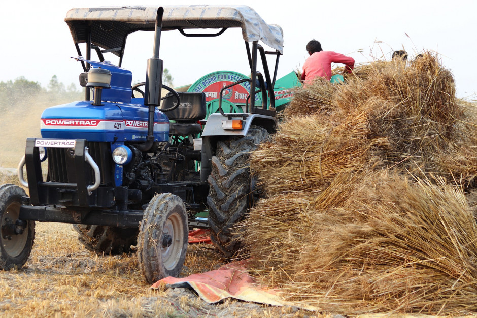 Klasyczny Farmtrac (w Indiach znany jako Powertrac) bazujący na technologii Forda potkany w Indach, fot. Gaon kisan / Pixabay