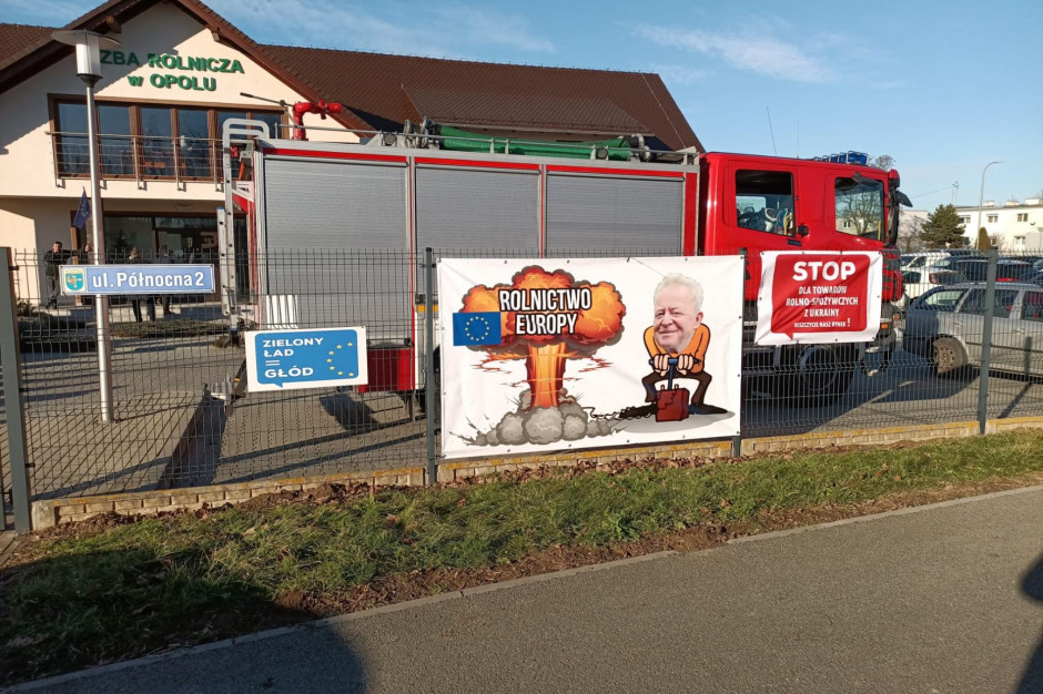 The building of the Chamber of Agriculture in Opole with posters for the arrival of Minister Czesław Siekierski, photo: MK