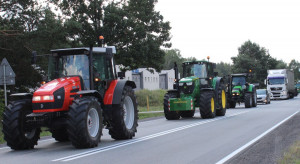 Vyhrocené demonstrace farmářů v Bulharsku. Demonstranti nalévali mléko před vládním sídlem v Sofii