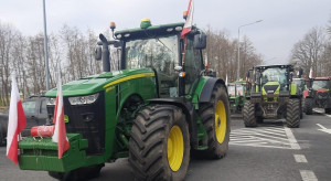Incident at an agricultural protest: A driver used a knife to damage the tire of a farmer's tractor