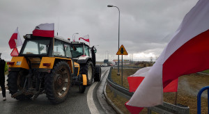 Over 200 tractors blocked the motorway junction in Lisewo