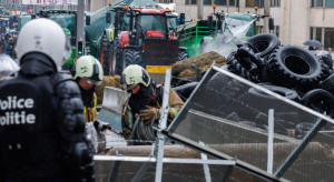 Large agricultural protest in Brussels. Hundreds of tractors, tires on fire, police used gas (UPDATE)