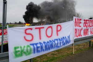 Lubelskie: Ok. 30 godzin oczekiwania kierowców tirów na wyjazd z Polski w Hrebennem