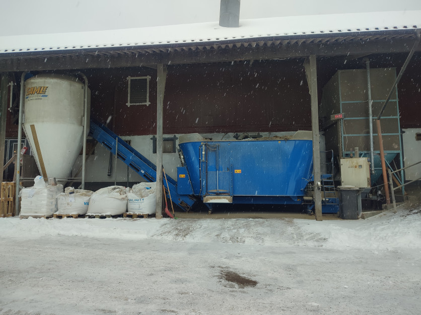 The feed kitchen in the barn for 150 dairy cows is located outside the building.  The breeder only needs to make sure that the hoppers feeding individual TMR components are filled with feed, photo: Farmer