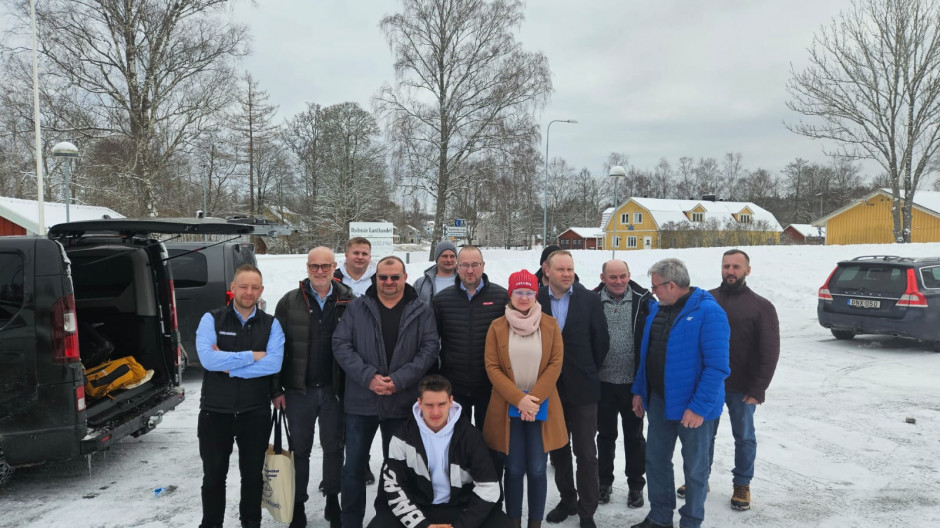 Participants of the trip - cattle breeders from Poland in front of the headquarters of Ydre-Grinden together with the Sales Director of Pellon Group Oy, the Director and employees of Ydre-Grinden and the organizers of the trip - Grzegorz Kędzierski and Jan Kaźmierski from Pellon sp. z o. o., Farmer. 