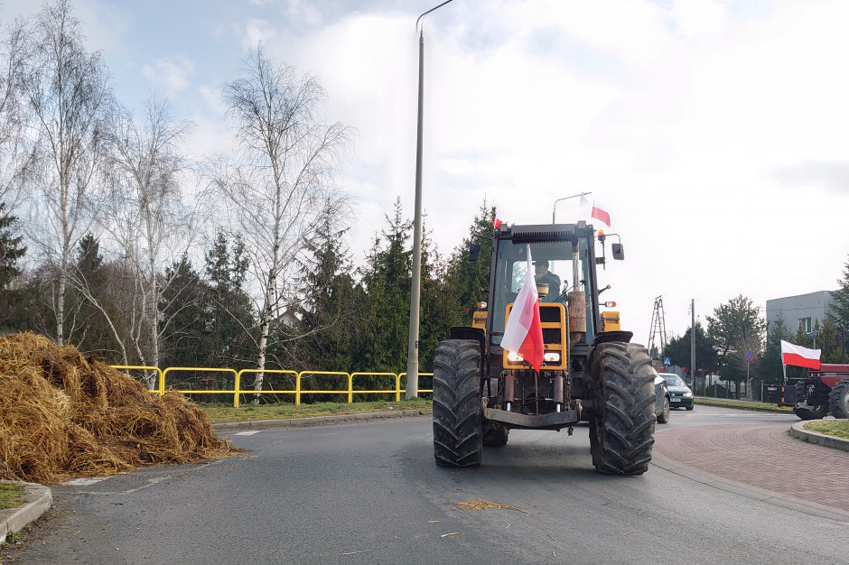 Farmers brought manure to the Wąbrzeźno bypass, photo: Maciej Sacha