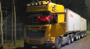 The centipede was carrying too much rice, one trailer remained