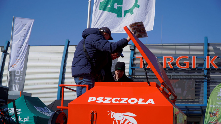 Farmers look into the bee, Agrotech 2024, uncolored, photo: K.Pawłowski