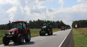 Farmers block the A1 junction in Turzno