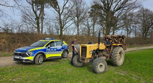 Police chase after an Ursus with a trailer