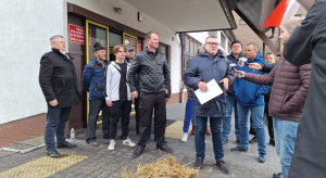Farmers left a box of manure in front of MEP Krzysztof Brejza's office