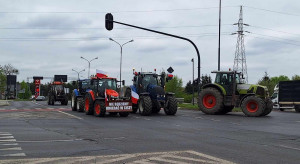 Farmers want to talk to the government but they do not trust their representatives.  A protest is underway in the Łódź province