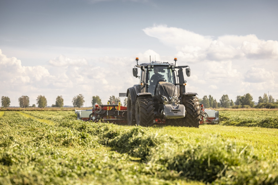 Valtra T235 with Twin Trac reverse driving system, photo: Valtra