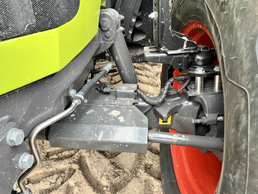 The tractor is also equipped with front axle suspension, photo: kh