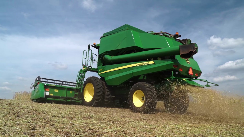 John Deere S400 series combine harvester, photo: mat.  press releases