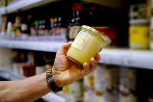 UE: przyjęto nowe normy dla etykietowania miodu, soków i dżemów