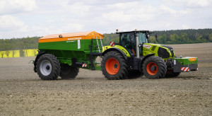 Demonstration of the giant lime and fertilizer spreader Amazone ZG-TX