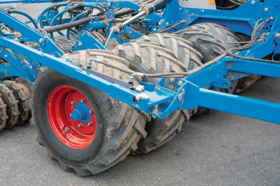 The rear tire roller of the LEMKEN Solitair DT unit has wheels arranged offset, thanks to which it compacts the soil well and does not clog, photo: Lemken