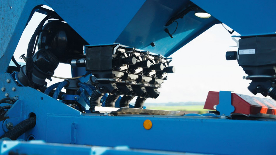 When sowing, Solitair DT can be used with fertilizer or several types of seeds.  Two variants are possible: Single-Shot - fertilizer or second seed material is placed together with the seeds in a common furrow and Double-Shot - fertilizer or second seed material is sown by separate double-disc coulters in a line below the sowing level, photo: Lemken