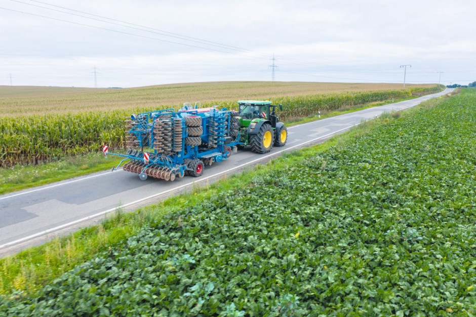 Although the unit is large, it is safe and maneuverable on the road, photo: Lemken