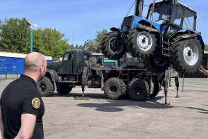 Ciągniki MTZ skonfiskowane na Ukrainie. Teraz będą budować fortyfikacje