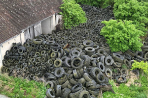 Nielegalne składowisko starych opon w gospodarstwie pod Malborkiem