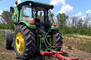 Ukraina: Traktor w trakcie prac polowych wjechał na minę. Kierowca ciężko ranny