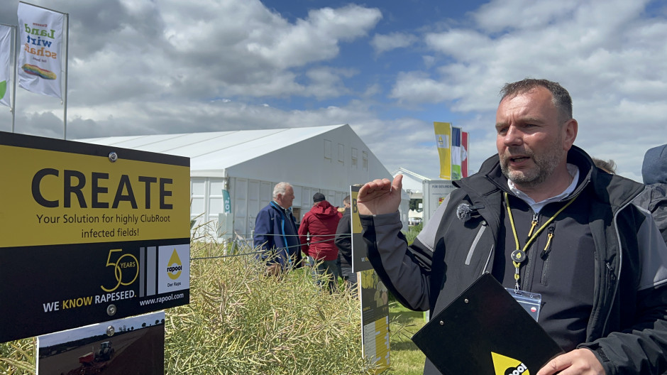 Artur Kozera from Rapool, discussing the profile of the new Create F1 variety. Photo.  AK