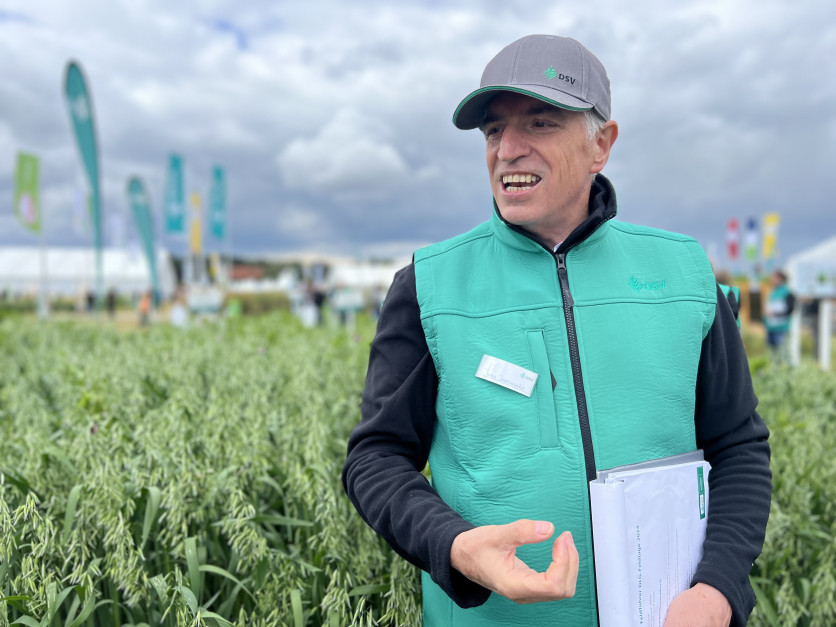 Jerzy Trościanko from DSV Polska presented proposals for mixtures of catch crops, fodder grasses and for sowing plants with accompanying plants. Photo.  AK