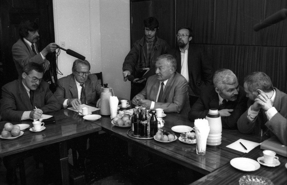 Meeting of the Prime Minister of Poland Jan Krzysztof Bielecki with representatives of Polish business in 1991. In the photo on the left, Aleksander Gawronik, then ArtB, is also the Minister of Labor and Social Policy Michał Boni, photo: PAP/Witold Jabłonowski