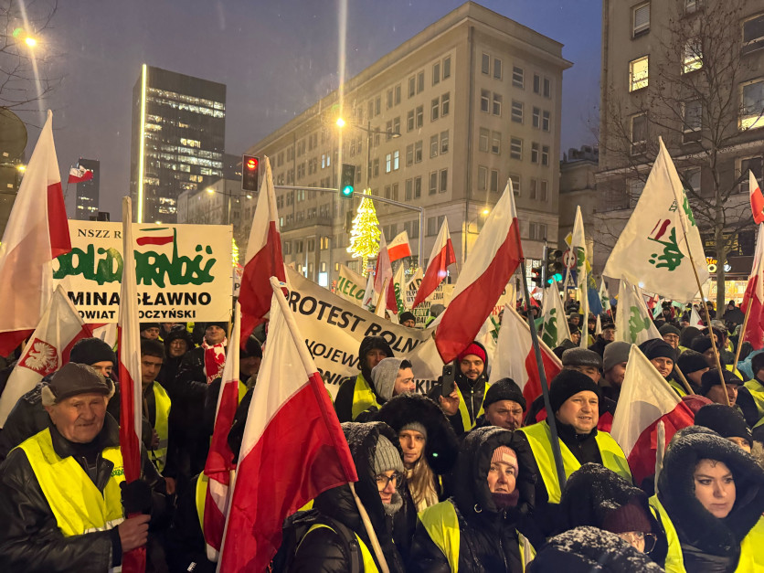 Protestujący zmierzają w kierunku placu teatralnego (fot. MC)