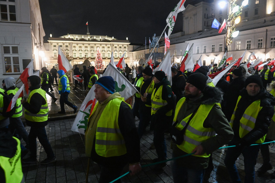 Warszawa, 03.01.2025. Protest rolników przechodzi obok Pałacu Prezydenckiego w Warszawie, 3 bm. Protestujący maszerują ulicami stolicy spod siedziby przedstawicielstwa KE na pl. Teatralny, gdzie odbędzie się druga część manifestacji. Rolnicy sprzeciwiają się polityce UE, m.in. umowie z Mercosur i Zielonemu Ładowi. (amb) PAP/Piotr Nowak 