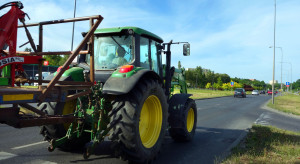 Podwójna ciągła i jedzie traktor. Wyprzedzić?