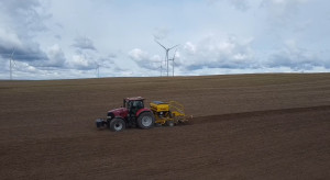 Na północy deszcz utrudnia siew rzepaku. Terminy uciekają. Strip-till daje możliwości wjazdu w pole