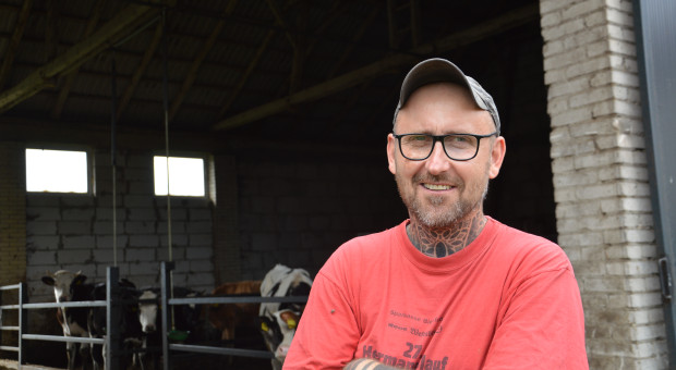 Zamiast narzekać, zmienił swoje gospodarstwo. Ekologia, 20 krów, 50 hektarów i własna serowarnia