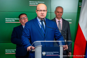 Nadprodukcja warzyw i owoców? MRiRW: rozwiązaniem są przechowalnie ARiMR rozdaje miliony na chłodnie i magazyny. Rolnicy walczą o lepsze ceny