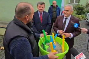 W Kietrzu rolnicy nie zostali wpuszczeni na salę obrad, ale ich symboliczna „piaskownica dla PSL-u” obiegła media społecznościowe Rolnicy przywieźli ministrowi Krajewskiemu piaskownicę i łopatki. „Niech się bawią, gdy my walczymy o przetrwanie”