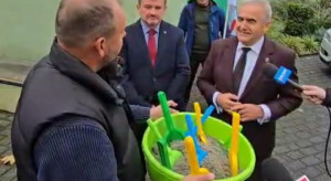 Rolnicy przywieźli ministrowi Krajewskiemu piaskownicę i łopatki. „Niech się bawią, gdy my walczymy o przetrwanie”