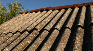 Pieniądze na wymianę dachu z azbestu z programu Czyste Powietrze. Czy to się uda?