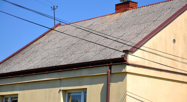 Miliony ton azbestu do usunięcia, ale pieniędzy z KPO na ten cel w gospodarstwach nie będzie