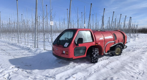 Unikalny opryskiwacz samojezdny z Japonii pracuje w polskim sadzie. Właściciel nie chce innego