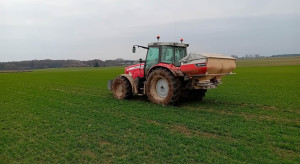 Rolnicy ruszyli z azotem, ale nie wszędzie. Warunki na polach zróżnicowane