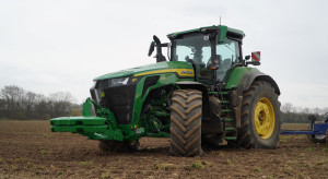 Jeździliśmy najmocniejszym konwencjonalnym ciągnikiem świata. Oto John Deere 8R 540
