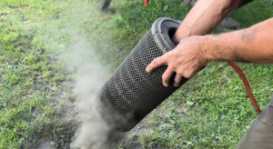 Sucha wiosna i tumany kurzu w polu. To może „udusić” silnik. Wielu rolników ignoruje ten element