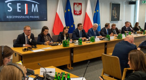 „Dostałem to samo głupie pytanie”. Mocna odpowiedź komisarza Hansena w Sejmie